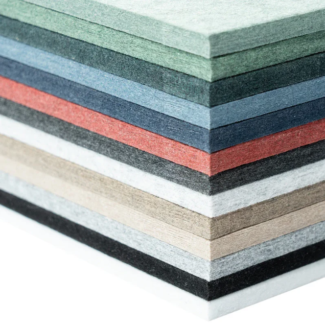 Stapel PET-vilt panelen in diverse kleuren